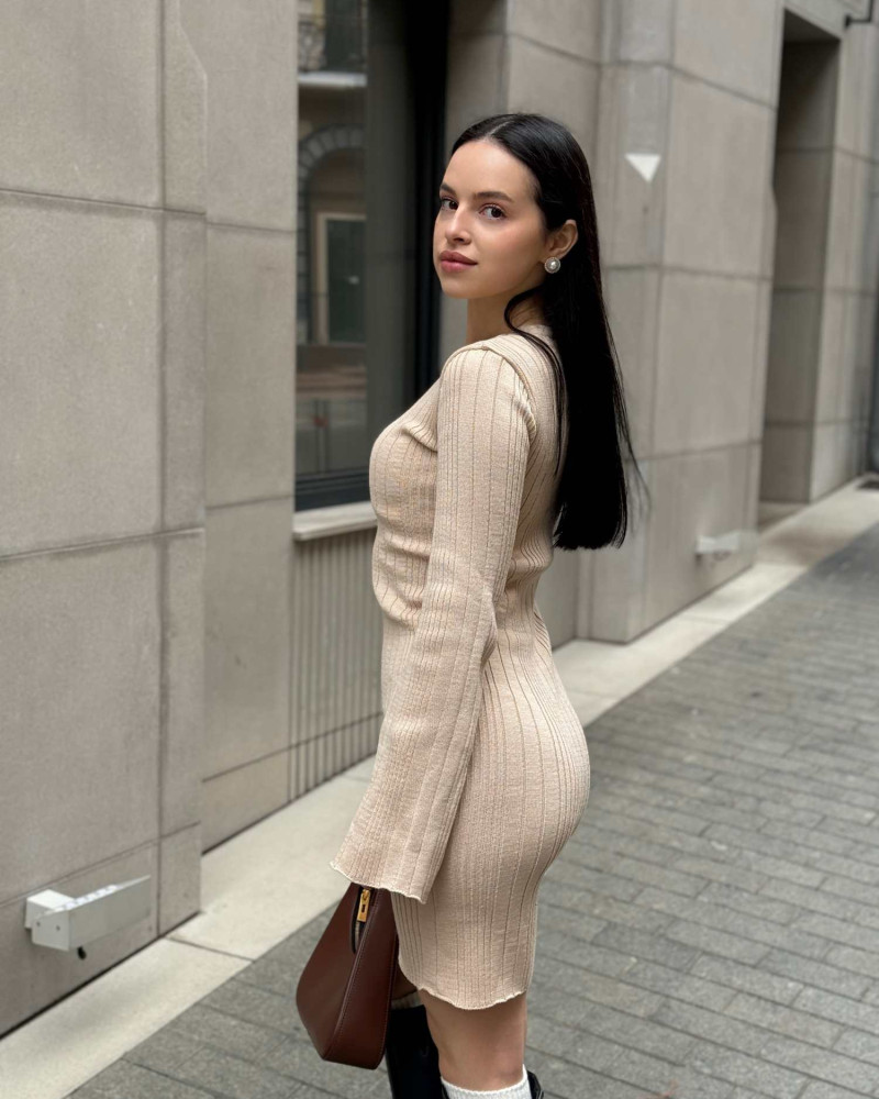Силуетна в'язана сукня Бежева