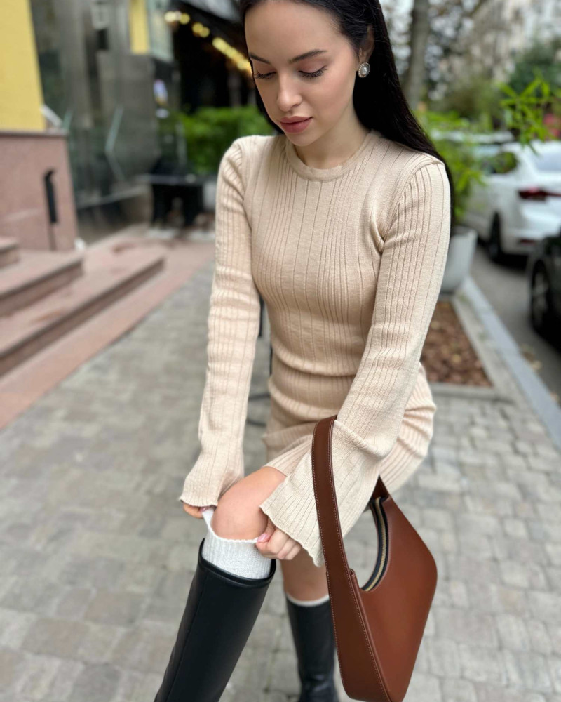 Силуетна в'язана сукня Бежева