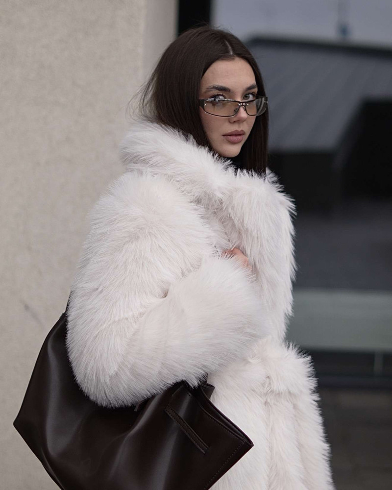 Шуба з довгого еко-хутра Біла S