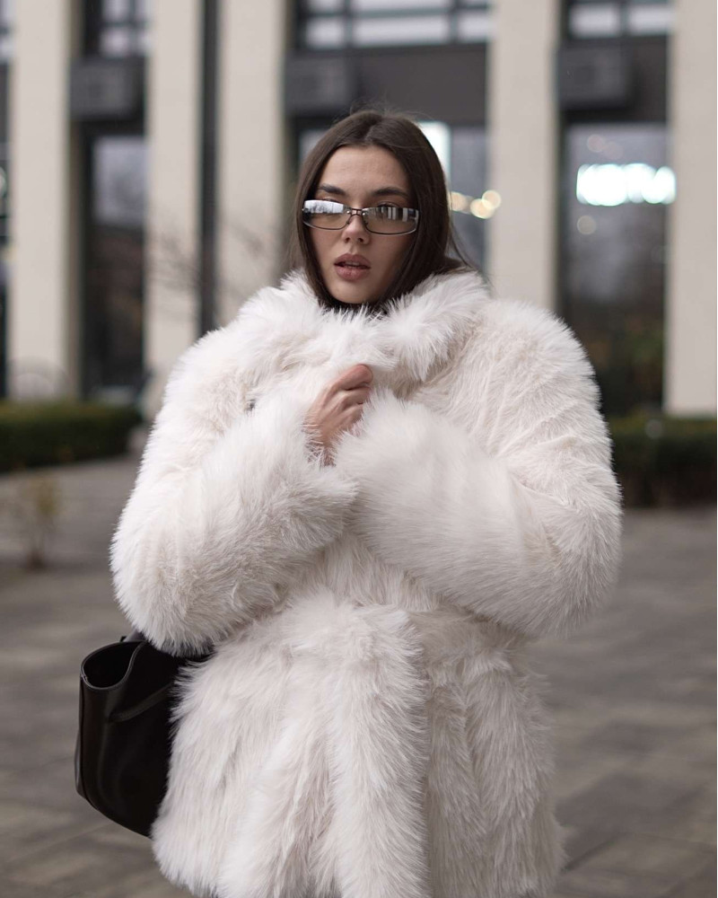 Шуба з довгого еко-хутра Біла S
