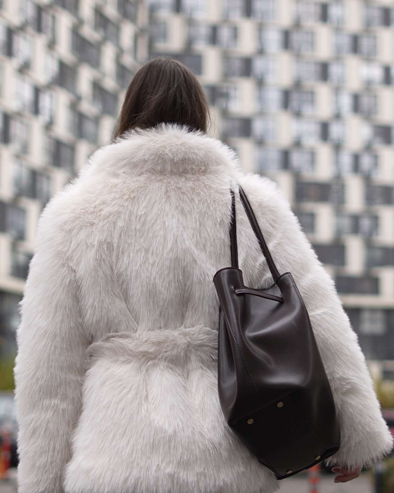 Шуба з довгого еко-хутра Біла S