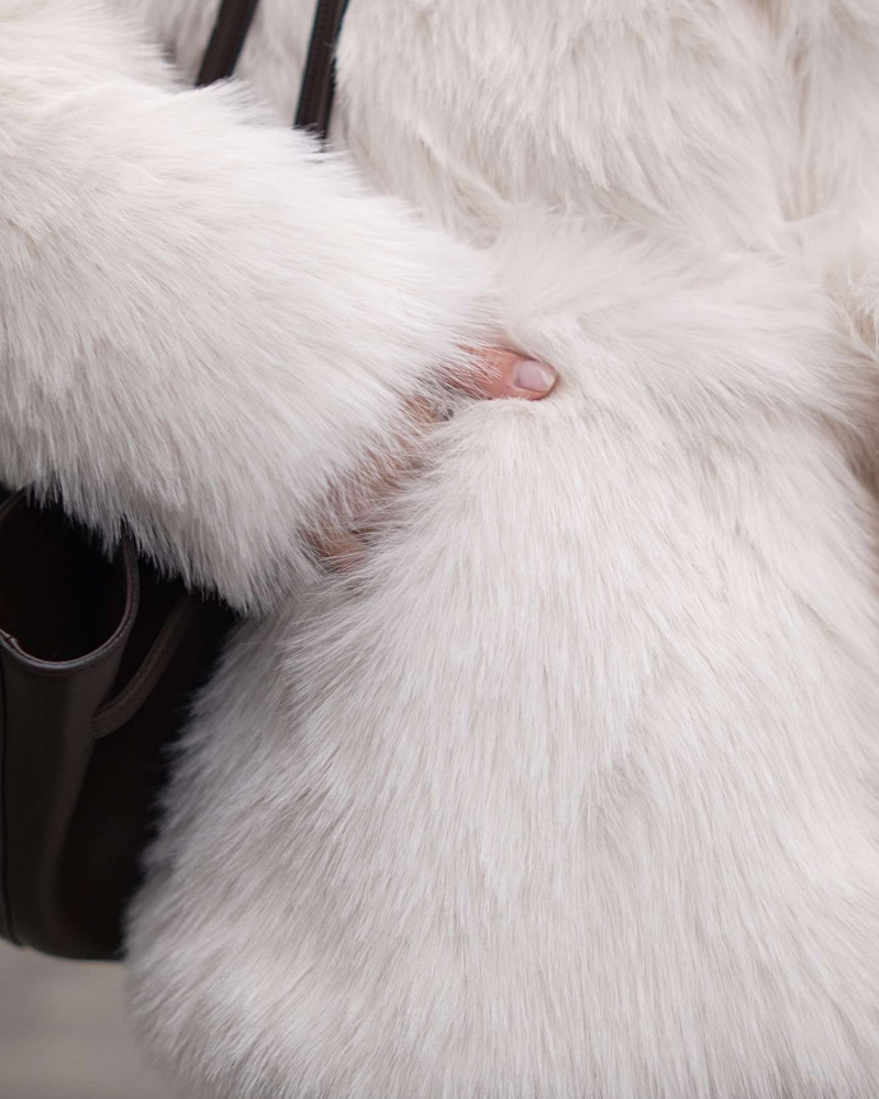 Шуба з довгого еко-хутра Біла S